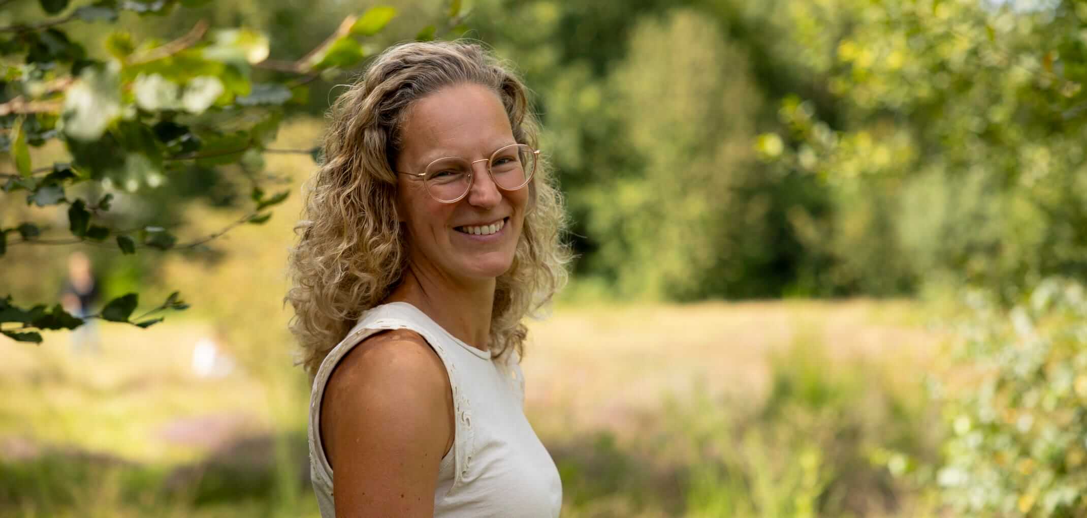 Foto van Hanneke Hogenhout in de natuur.